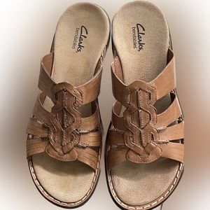 Leather Clark’s Bendable’s women’s Sandals.